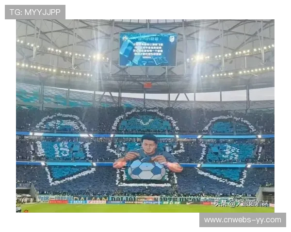 博洛尼亚主场球迷巨大TIFO致敬俱乐部传奇